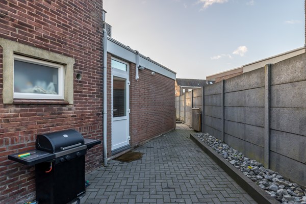 Foto - Verkocht onder voorbehoud: Instapklare gemoderniseerde hoekwoning uit 1920 met 4 slaapkamers, aanbouw met leef keuken en bijkeuken, eigen oprit (2 auto's) en een onderhoudsvriendelijke tuin gelegen op het Zuiden.